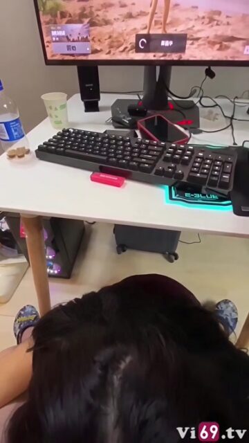 Đang dở trận pubg với hội bạn thì em người yêu đòi bú cu đành chiều ý em